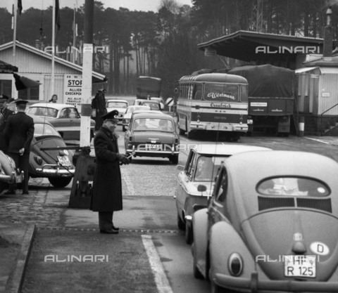 BPK-S-AA7013-7146 - Checkpoint Dreilinden sull'autostrada di transito tra Berlino Ovest e la Germania Ovest - Data dello scatto: 1970 ca. - Klaus Lehnartz / BPK/Archivi Alinari