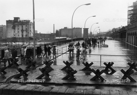 BPK-S-AA7013-7157 - Muro di Berlino: abitanti di Berlino ovest attraversano il confine in occasione delle visite pasquali - Data dello scatto: 03/1972 - Klaus Lehnartz / BPK/Archivi Alinari