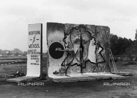 BPK-S-AA7014-3247 - Caduta del Muro di Berlino: parti del muro vicino all'edificio del Bundestag - Data dello scatto: 04/10/1990 - Dietmar Katz / BPK/Archivi Alinari