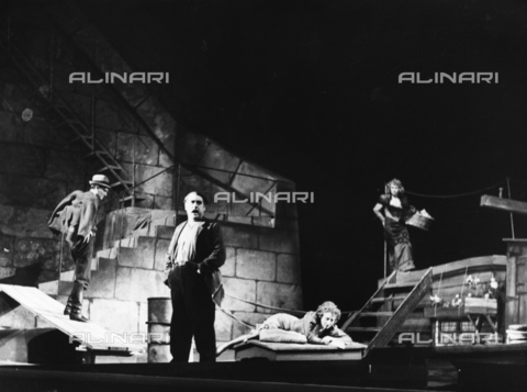 BPK-S-AA7069-7326 - Una scena dell'opera lirica "Il tabarro" di Giacomo Puccini al Teatro dell'Opera di Berlino nel 1944 - Willi Saeger / BPK/Archivi Alinari