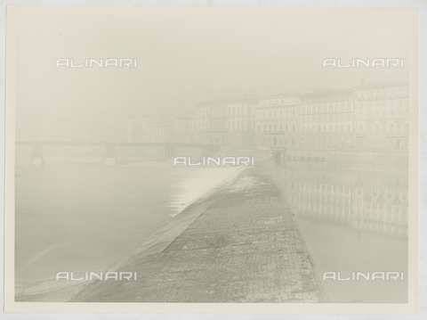 BVA-F-000290-0000 - Veduta dell'Arno con la Pescaia di Santa Rosa a Firenze - Data dello scatto: 1951 - Archivi Alinari, Firenze