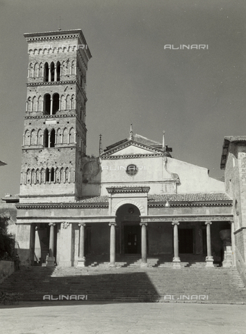 BVA-F-001100-0000 - Il duomo di Terracina - Data dello scatto: 1955-1965 - Archivi Alinari, Firenze