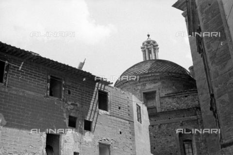 BVA-S-050014-0306 - Case adiacenti alla Basilica di San Lorenzo a Firenze prima della loro demolizione - Data dello scatto: 1938 - Archivi Alinari, Firenze