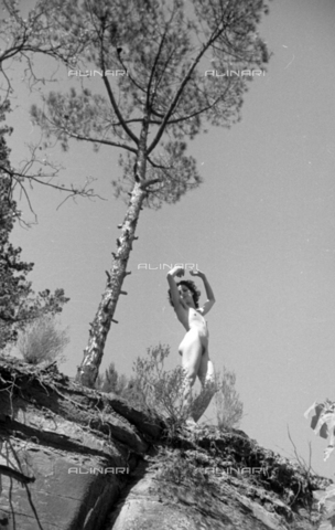 BVA-S-050026-1111 - Modella nuda in posa - Data dello scatto: 1944-1945 - Archivi Alinari, Firenze
