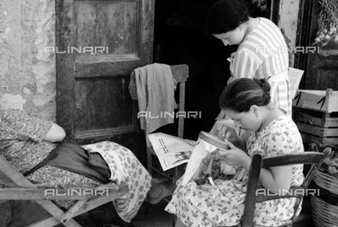 BVA-S-S10008-0023 - Vita quotidiana a Lipari: giovane ricamatrice - Data dello scatto: 06/1961 - Archivi Alinari, Firenze
