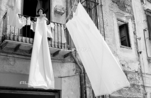BVA-S-S10008-0030 - Donna che stende i panni - Data dello scatto: 06/1961 - Archivi Alinari, Firenze