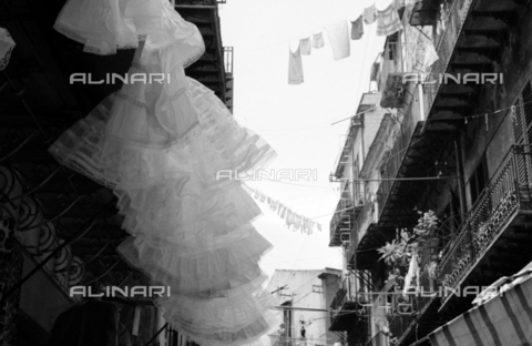 BVA-S-S10008-0032 - Panni stesi in una strada siciliana - Data dello scatto: 06/1961 - Archivi Alinari, Firenze