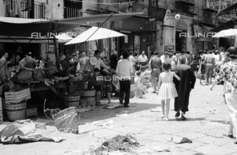 BVA-S-S10008-0033 - Mercato in una strada di Palermo - Data dello scatto: 06/1961 - Archivi Alinari, Firenze