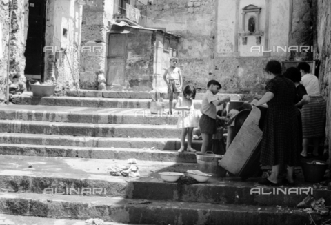 BVA-S-S10010-0001 - Vita quotidiana: gruppo di donne e bambini vicino a una fontanella - Data dello scatto: 1960-1961 - Archivi Alinari, Firenze