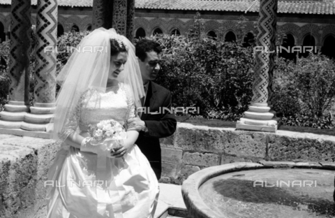 BVA-S-S10010-0009 - Coppia di sposi fotografati accanto alla fontana di re Guglielmo II nel chiostro del Duomo di Monreale - Data dello scatto: 1960-1961 - Archivi Alinari, Firenze