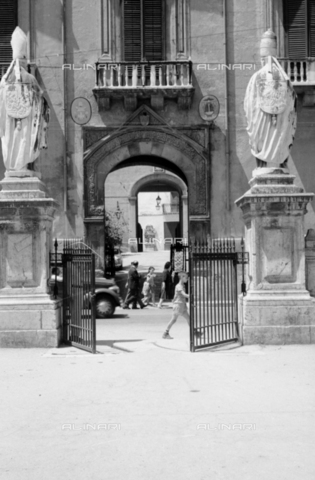 BVA-S-S10010-0017 - Portale d'ingresso del Palazzo Arcivescovile in via Bonello di Palermo - Data dello scatto: 1960-1961 - Archivi Alinari, Firenze