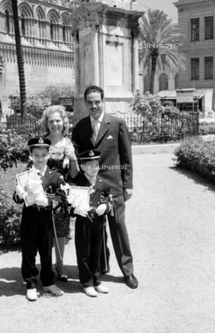 BVA-S-S10011-0016 - Ritratto di famiglia davanti alla Cattedrale di Santa Vergine Maria Assunta a Palermo - Data dello scatto: 1960-1961 - Archivi Alinari, Firenze