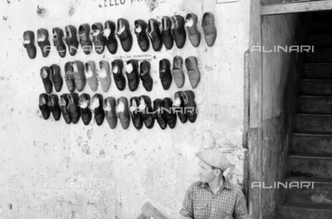 BVA-S-S10011-0020 - Venditore di scarpe - Data dello scatto: 1960-1961 - Archivi Alinari, Firenze