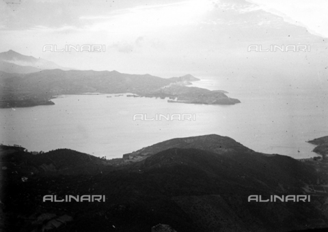 CAD-S-030002-0002 - View of the coast of the Island of Elba - Date of photography: 01/08/1930 - Alinari Archives, Florence