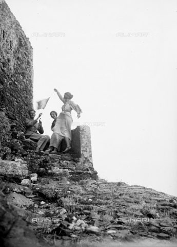 CAD-S-030002-0003 - Group of young people at a fortress, Elba Island - Date of photography: 01/08/1930 - Alinari Archives, Florence