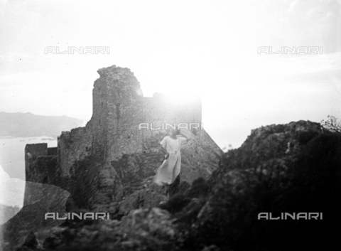 CAD-S-030002-0004 - Young woman near ruins on the coast of Elba - Date of photography: 01/08/1930 - Alinari Archives, Florence