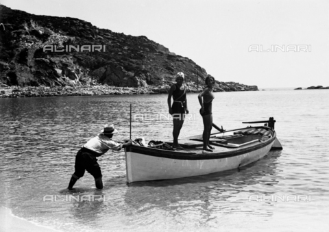 CAD-S-030005-0007 - Two women left standing on a boat pushed into the sea by a man - Date of photography: 1925-1930 - Alinari Archives, Florence