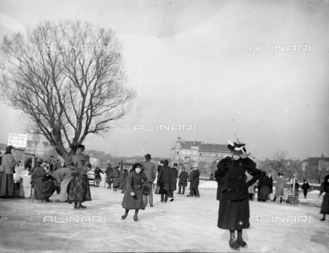 CAD-S-050002-0012 - Ice skaters on the river Leine in Hanover - Date of photography: 03/1894 - Alinari Archives, Florence