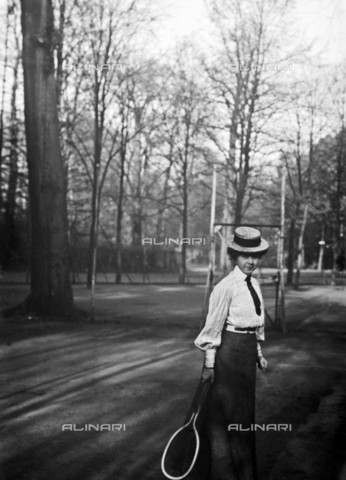 CAD-S-050005-0011 - Portrait of woman with tennis racket in a park in Hannover - Date of photography: 1925-1930 - Alinari Archives, Florence