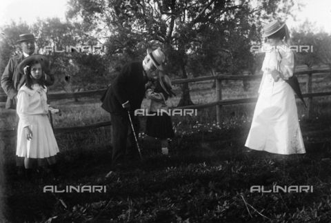 CAD-S-050019-0012 - Group portrait during a trip to a vineyard in Cecchina, an elderly man bends over a little girl - Date of photography: 1907 - Alinari Archives, Florence