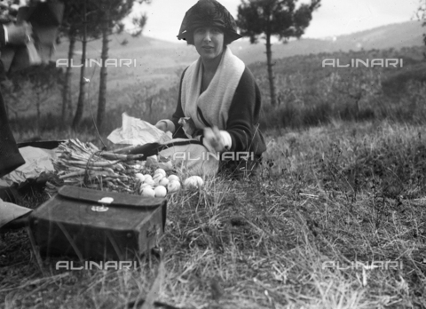 CAD-S-100007-0008 - Portrait of a woman sitting on a meadow next to mushrooms and asparagus in Vallombrosa - Date of photography: 09/1922 - Alinari Archives, Florence