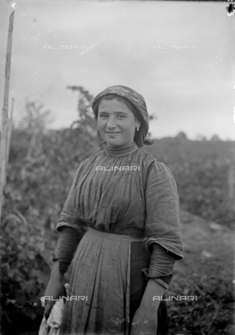 CAD-S-260002-0010 - Ritratto di giovane donna sorridente - Data dello scatto: 1920-1930 ca - Archivi Alinari, Firenze