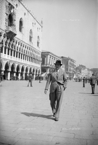 CAD-S-290047-0008 - Portrait of a man walking around Riva degli Schiavoni, near Doge's Palace in Venice - Date of photography: 1930 ca - Alinari Archives, Florence