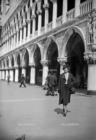 CAD-S-290047-0011 - Portrait of a woman near the Doge's Palace in Venice - Date of photography: 1930 ca - Alinari Archives, Florence