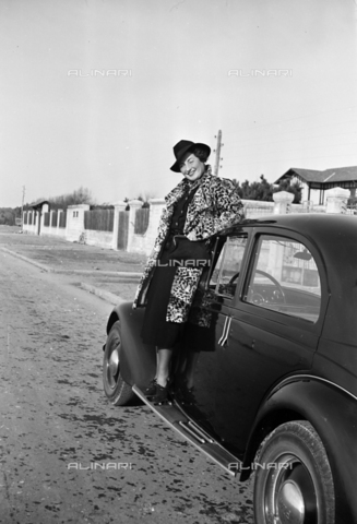 CAD-S-290047-0016 - Portrait of man near car - Date of photography: 1930 ca - Alinari Archives, Florence