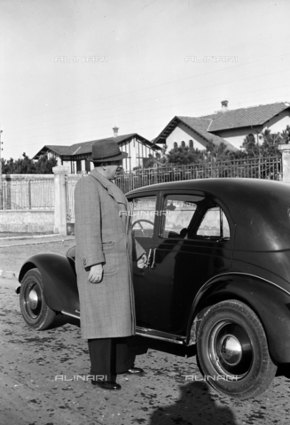 CAD-S-290047-0017 - Portrait of man near car - Date of photography: 1930 ca - Alinari Archives, Florence