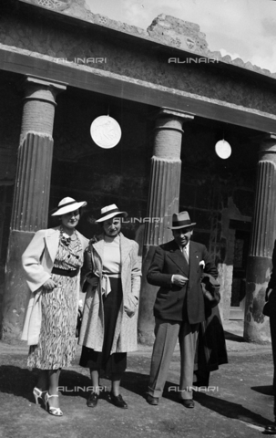 CAD-S-290047-0024 - Group portrait in Pompeii - Date of photography: 1930 ca - Alinari Archives, Florence