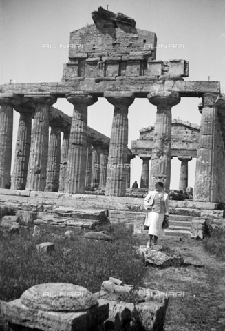 CAD-S-290047-0028 - Woman visiting the remains of the Temple of Ceres or Athena in Paestum - Date of photography: 1930 ca - Alinari Archives, Florence