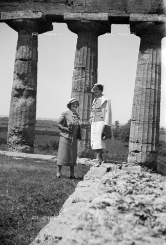 CAD-S-290047-0029 - Couple of women visiting the remains of the Temple of Ceres or Athena in Paestum - Date of photography: 1930 ca - Alinari Archives, Florence