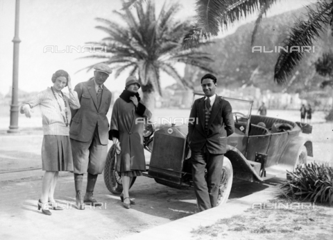 CAD-S-420005-0013 - Group photo in Mondello, Palermo - Date of photography: 15/04/1928 - Alinari Archives, Florence