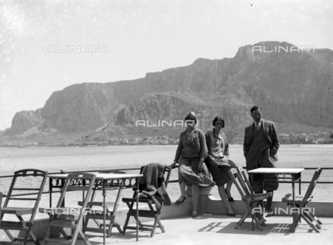 CAD-S-420005-0016 - Group photo in Mondello, Palermo - Date of photography: 15/04/1928 - Alinari Archives, Florence