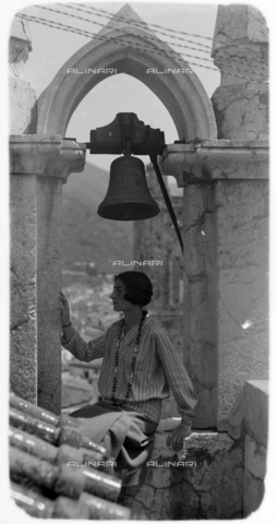 CAD-S-420005-0017 - Female portrait under an arch with bell, Palermo - Date of photography: 15/04/1928 - Alinari Archives, Florence