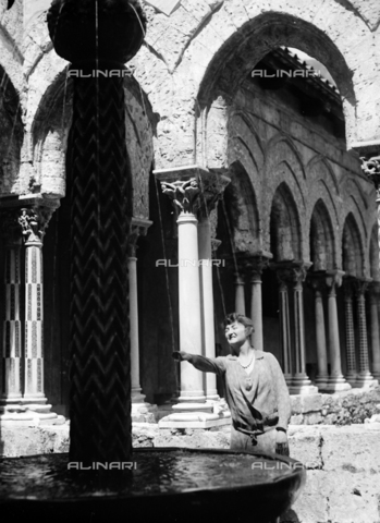 CAD-S-420005-0019 - Female portrait in the cloister of the cathedral of Monreale, Palermo - Date of photography: 15/04/1928 - Alinari Archives, Florence