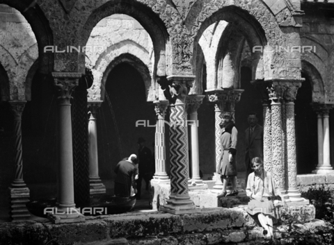 CAD-S-420005-0021 - Female portrait in the cloister of the cathedral of Monreale, Palermo - Date of photography: 15/04/1928 - Alinari Archives, Florence