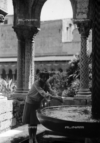 CAD-S-420005-0022 - Female portrait in the cloister of the cathedral of Monreale, Palermo - Date of photography: 15/04/1928 - Alinari Archives, Florence