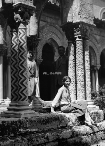 CAD-S-420005-0023 - Group portrait in the cloister of the cathedral of Monreale, Palermo - Date of photography: 15/04/1928 - Alinari Archives, Florence