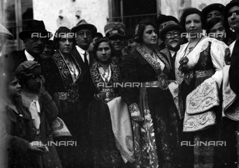 CAD-S-420006-0008 - Girls with costumes of Piana dei Greci (today Piana degli Albanesi), Palermo - Date of photography: 09-15/11/1929 - Alinari Archives, Florence