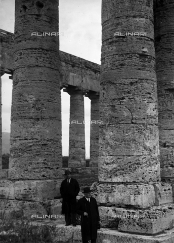 CAD-S-420006-0010 - Visitors to the temple of Segesta - Date of photography: 09-15/11/1929 - Alinari Archives, Florence