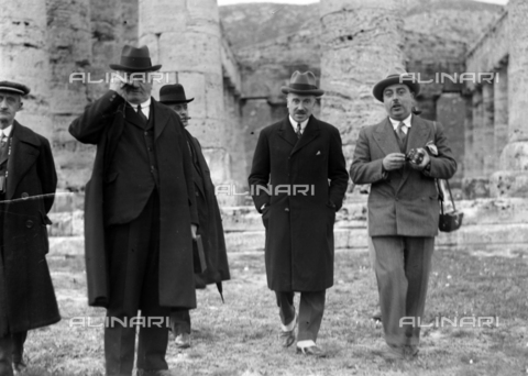 CAD-S-420006-0011 - Visitors to the temple of Segesta - Date of photography: 09-15/11/1929 - Alinari Archives, Florence