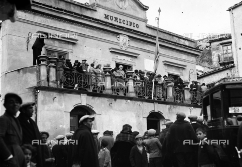 CAD-S-420006-0021 - Crowd of people at the Town Hall of Piana dei Greci (now Piana degli Albanesi), Palermo - Date of photography: 09-15/11/1929 - Alinari Archives, Florence