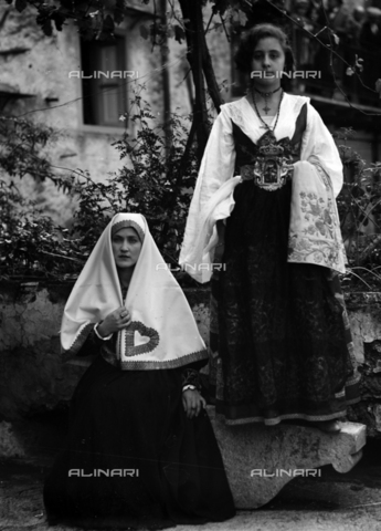 CAD-S-420006-0022 - Girls with costumes of Piana dei Greci (today Piana degli Albanesi), Palermo - Date of photography: 09-15/11/1929 - Alinari Archives, Florence