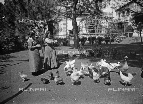 CAD-s-260002-0009 - Portrait of two women feeding farmyard animals - Date of photography: 1920-1930 ca - Alinari Archives, Florence