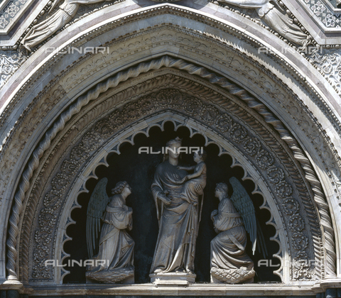 CAL-S-011605-0001 - Lunetta con la Madonna col Bambino e Angeli, marmo, Niccolò di Pietro Lamberti (1370 ca.-1524 ca.) (attr.), Porta dei Canonici, Cattedrale di Santa Maria del Fiore, Firenze - Data dello scatto: 2003 - Archivi Alinari, Firenze