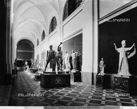 CGA-F-004852-0000 - "Sala dei Capi d'Opera", Hall of National Archaeological Museum in Naples - Date of photography: 1890-1890 ca. - Alinari Archives, Florence