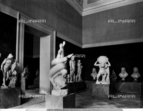 CGA-F-004859-0000 - "Sala dell'Atlante", Hall of National Archaeological Museum in Naples - Date of photography: 1890-1900 ca. - Alinari Archives, Florence