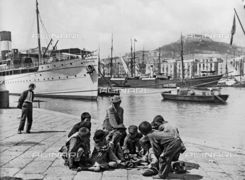 CGA-F-005404-0000 - Children playing at morra on the pier of the port of Naples - Date of photography: 1890-1900 ca. - Alinari Archives, Florence